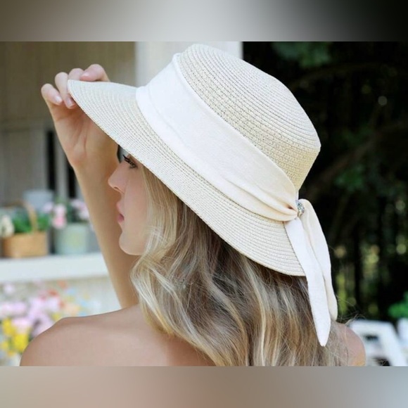 Elegant Cream Sun Hat with Bow - Picture 2 of 3